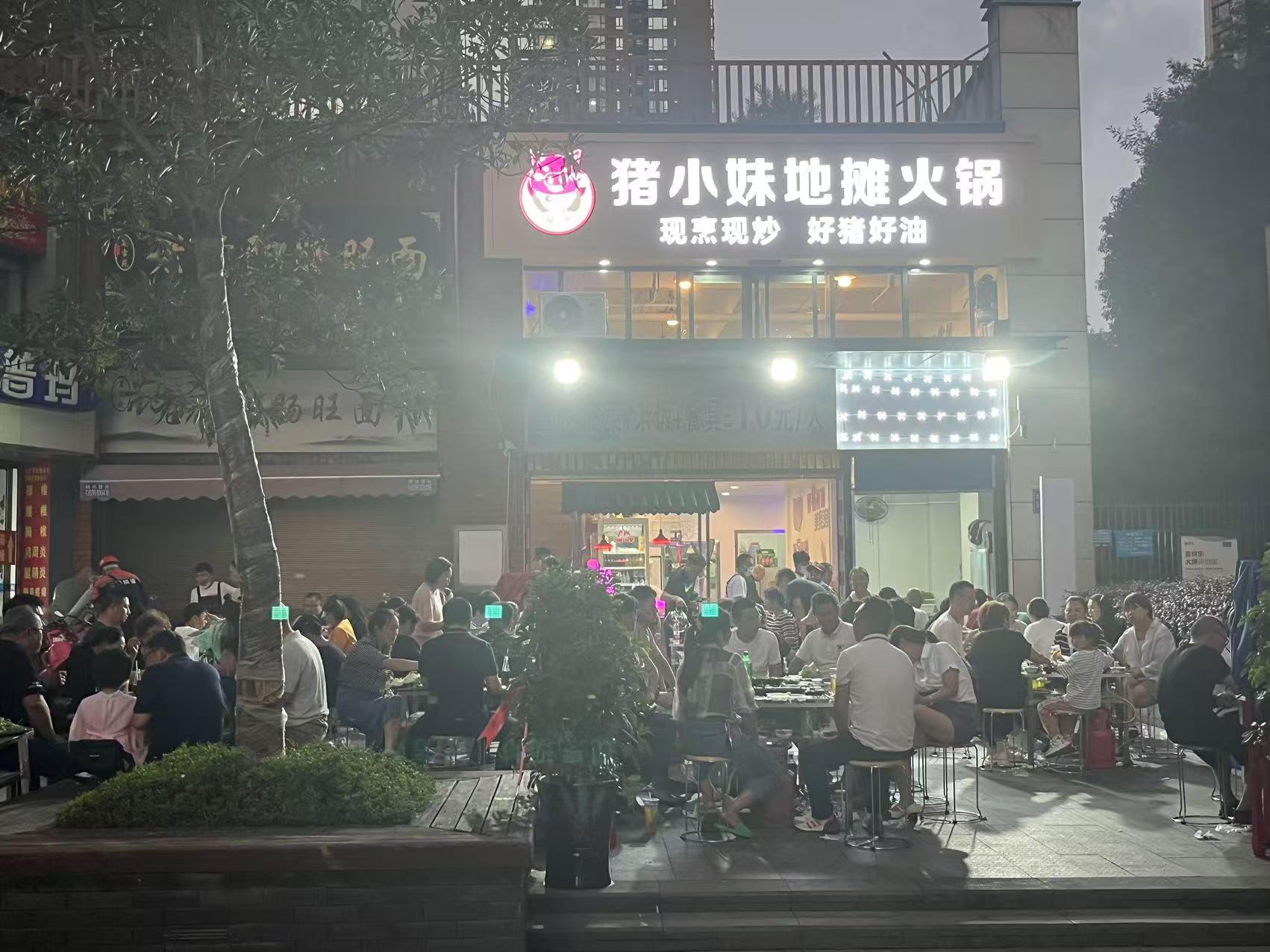 金阳新世界步行街120平有外摆区餐饮店转让